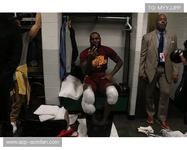 詹姆斯在更衣室唱歌缓解气氛，队友乐开怀